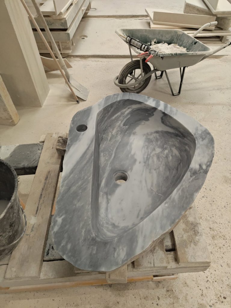 évier en pierre en cours de préparation