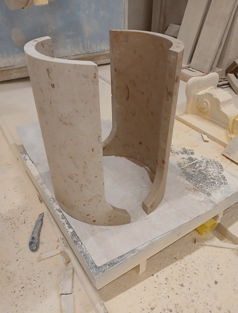 pied de table en pierre en préparation