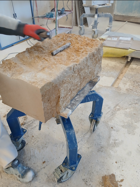 bloc de pierre en cours de préparation